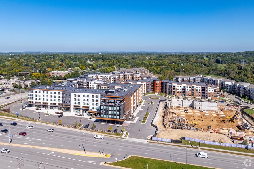 20100 W Bluemound Rd, Brookfield, WI for lease - Building Photo - Image 1 of 2