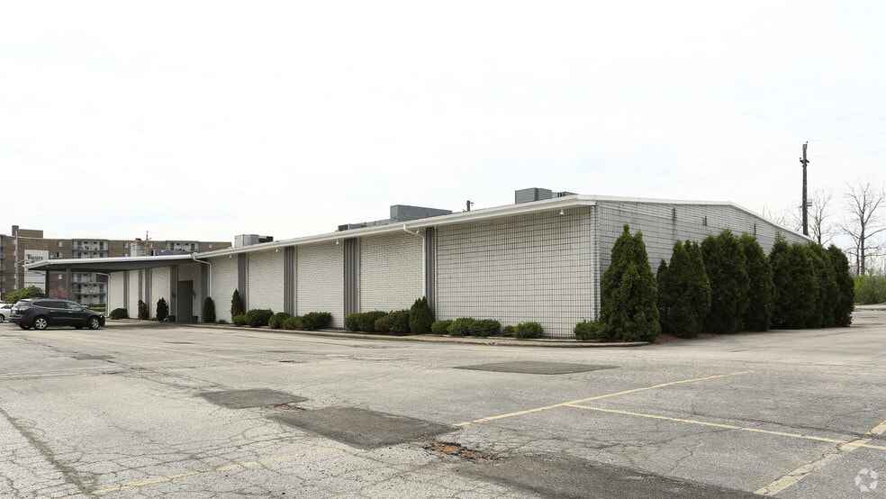 25021 Rockside Rd, Bedford, OH for sale - Building Photo - Image 3 of 9