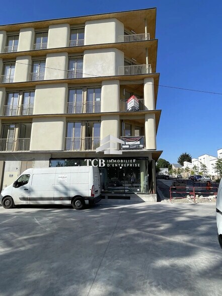 Retail in Nantes for lease - Building Photo - Image 2 of 2