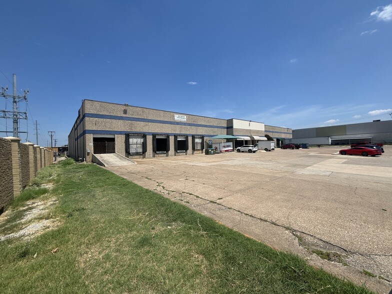 2125-2127 Exchange Dr, Arlington, TX for lease - Building Photo - Image 1 of 11