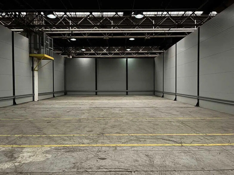 Flex in Montataire for lease - Interior Photo - Image 1 of 3