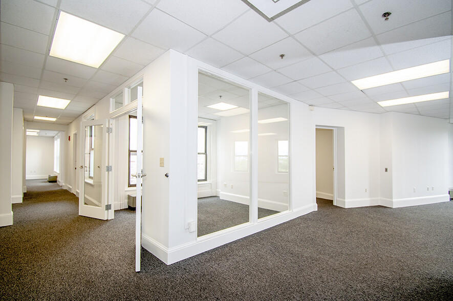 2 Park Plz, Boston, MA for lease - Interior Photo - Image 3 of 25