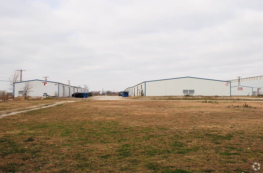 9881 N Saginaw Blvd, Fort Worth, TX for lease - Building Photo - Image 3 of 3