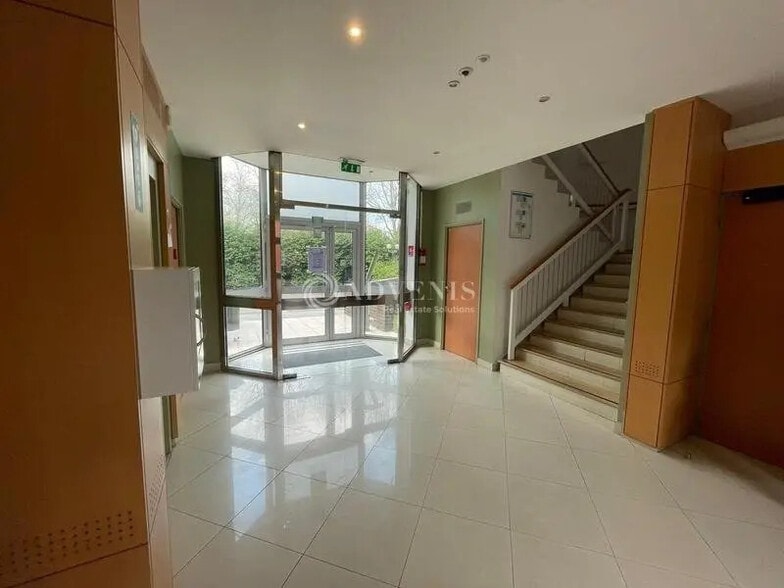 Office in Montigny-le-Bretonneux for lease - Lobby - Image 2 of 6