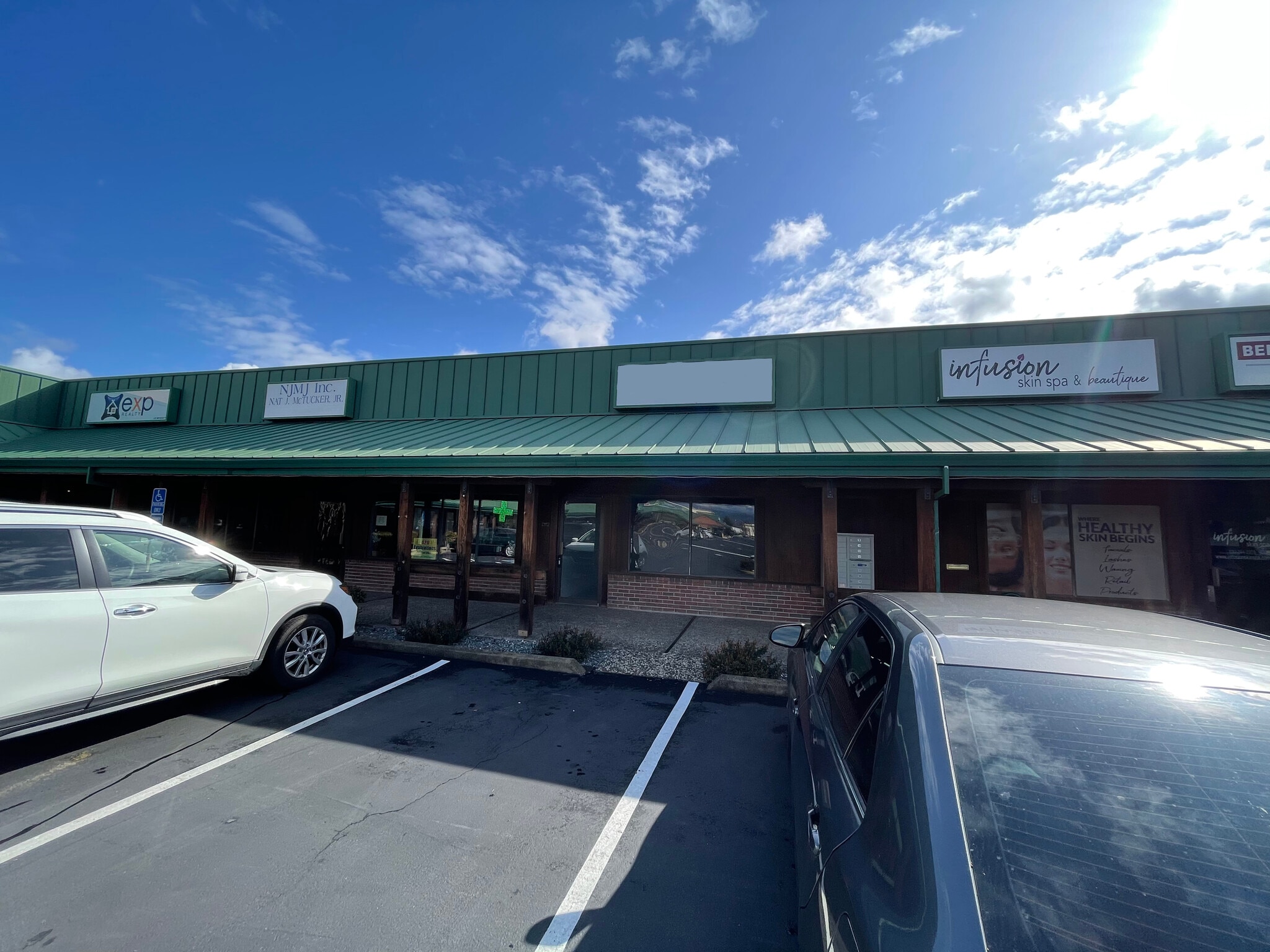 11071163 Hilltop Dr, Redding, CA 96003