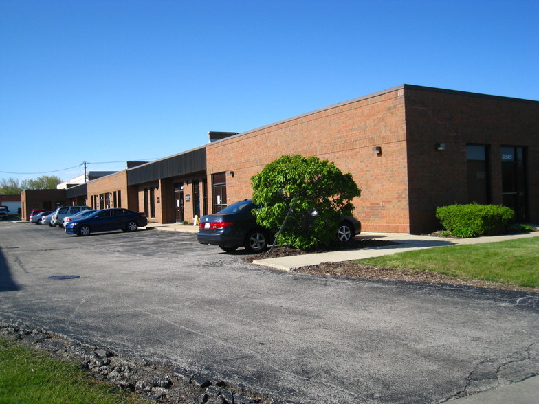 3645-3677 Woodhead Dr, Northbrook, IL for lease - Building Photo - Image 1 of 2