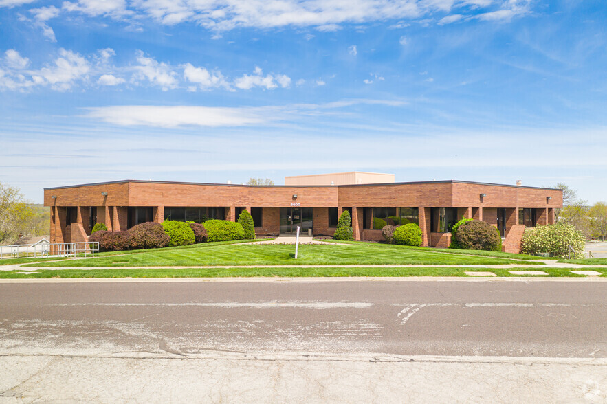 8600 W 110th St, Overland Park, KS for lease - Building Photo - Image 3 of 5