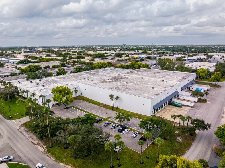 5255 NW 159th St, Miami Lakes, FL for lease - Building Photo - Image 1 of 3