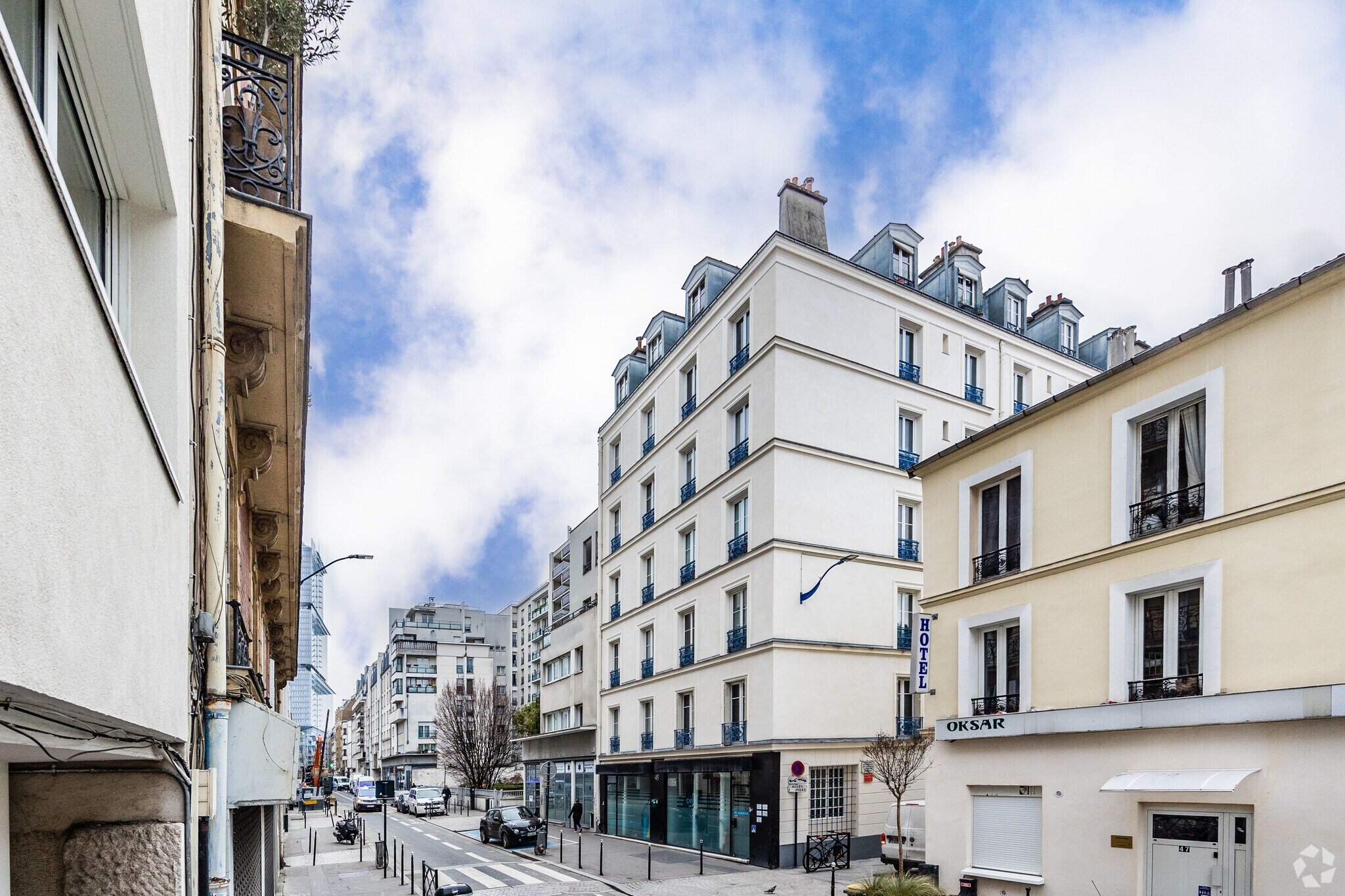  in Clichy for sale Primary Photo- Image 1 of 1