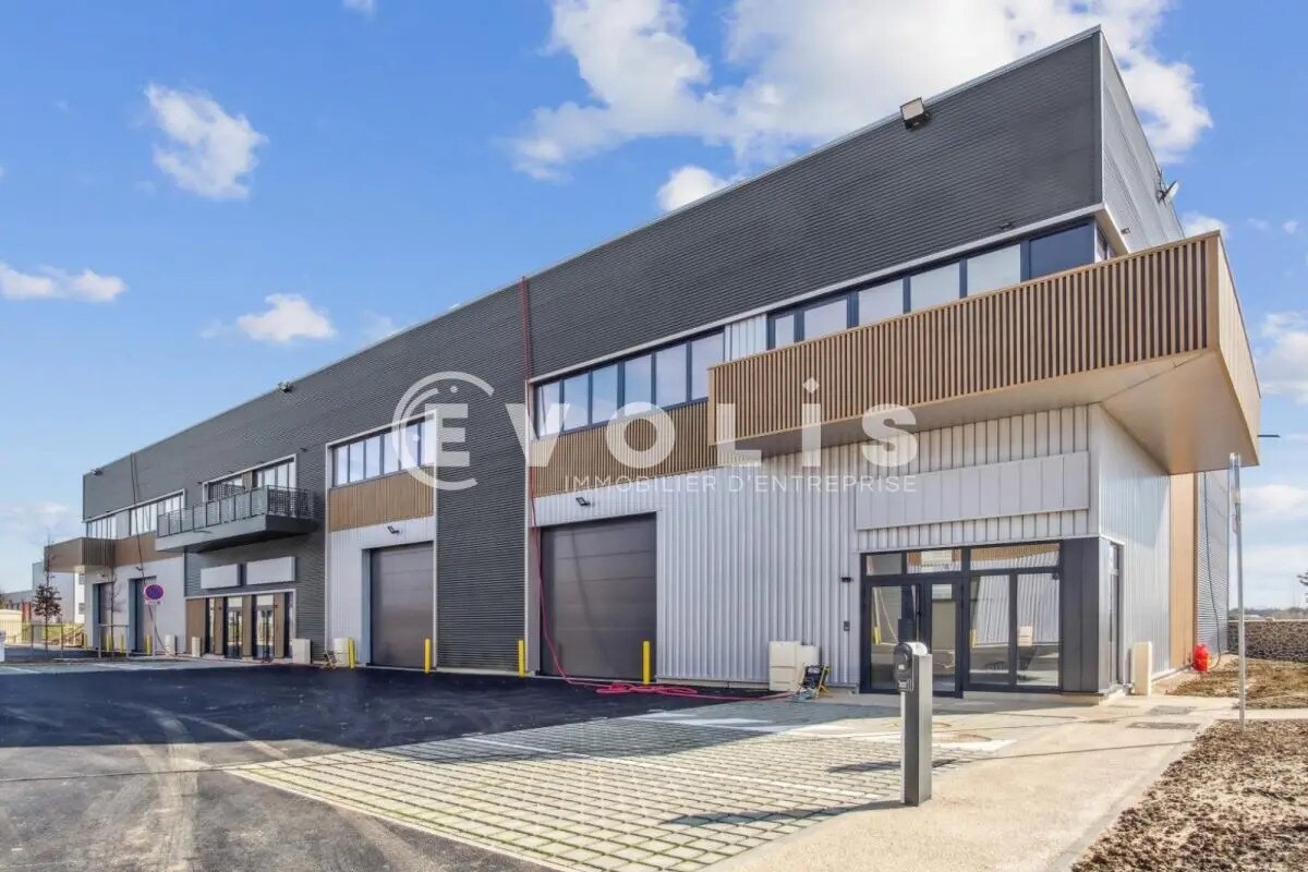 Flex in Chalifert for lease Building Photo- Image 1 of 6