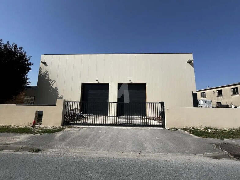 Flex in Le Plessis-Pâté for lease - Building Photo - Image 1 of 12