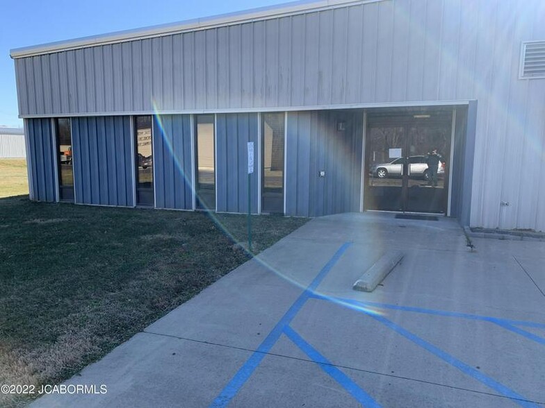 110 W Industrial Rd, Fulton, MO for lease - Primary Photo - Image 1 of 3