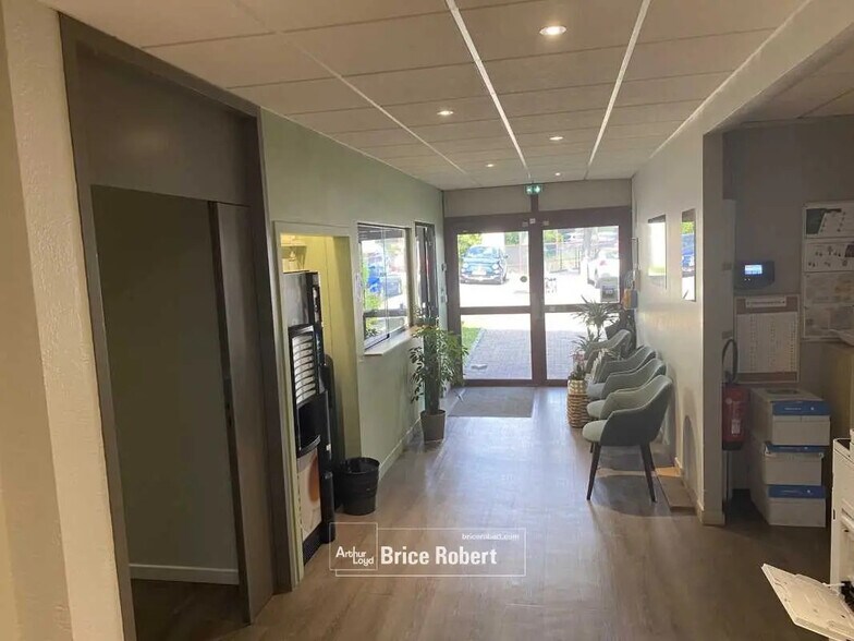 Office in L'Isle-d'Abeau for sale - Building Photo - Image 3 of 11
