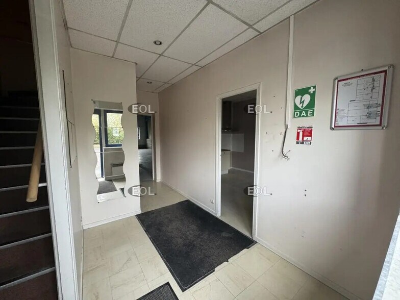 Flex in Lisses for lease - Interior Photo - Image 2 of 5