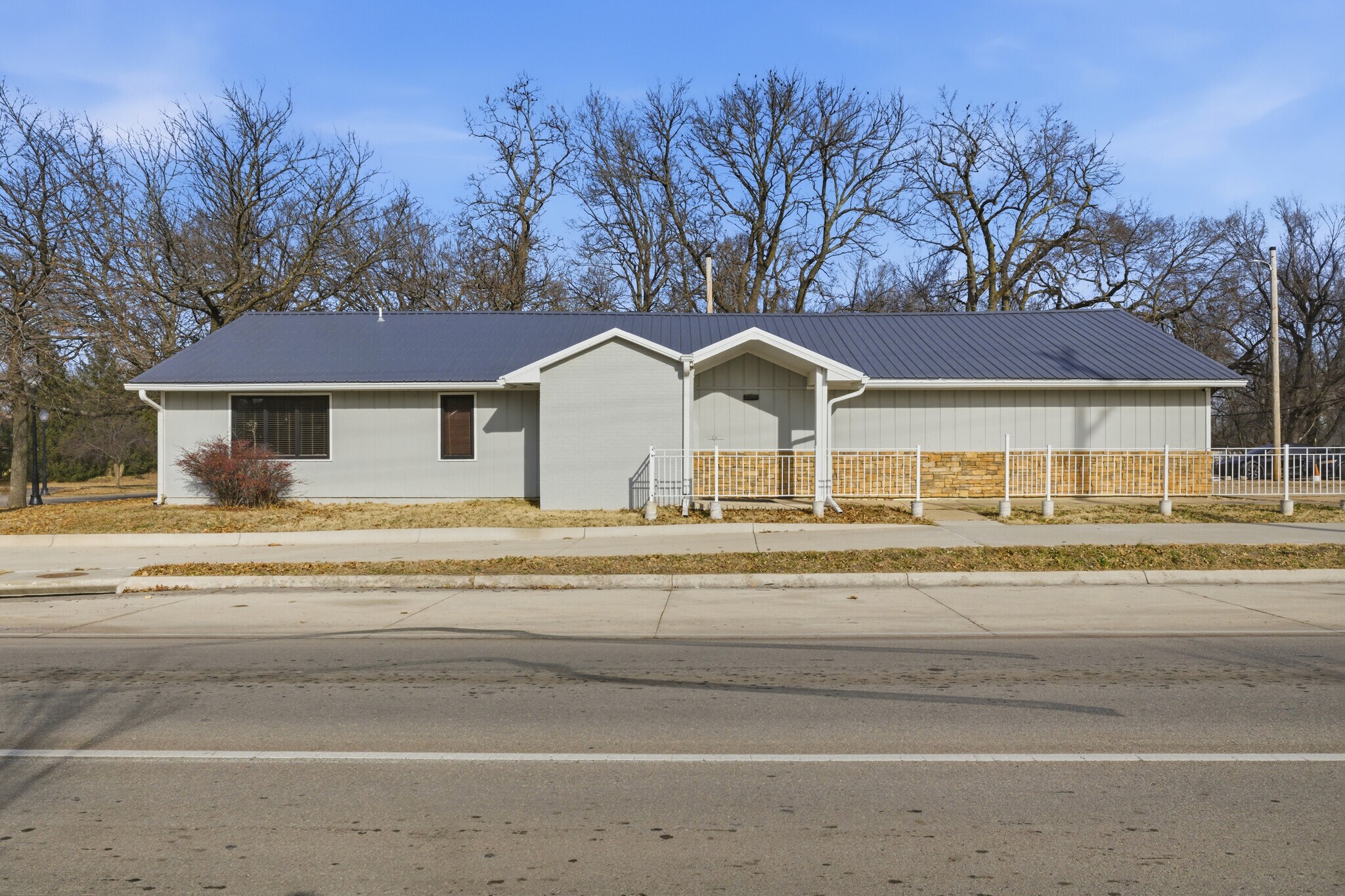1196 SW Washburn Ave, Topeka, KS for sale Primary Photo- Image 1 of 18