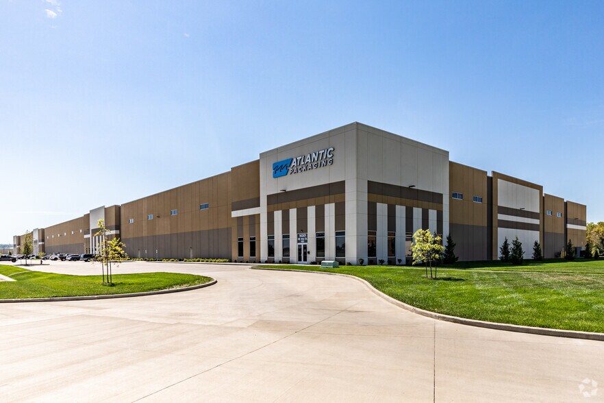 14301 NE 41st St, Kansas City, MO for lease - Building Photo - Image 2 of 12