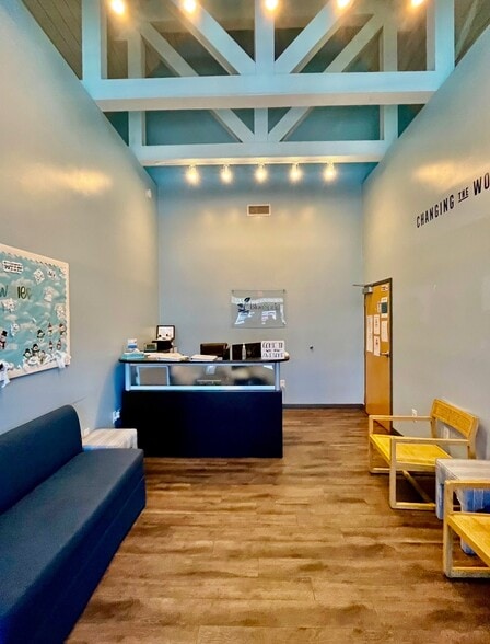 Merchants Square Professional Center portfolio of 3 properties for sale on LoopNet.com - Building Photo - Image 3 of 9