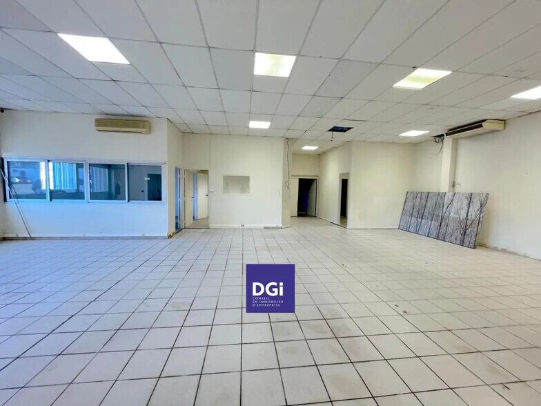 Flex in Nîmes for lease - Interior Photo - Image 2 of 4