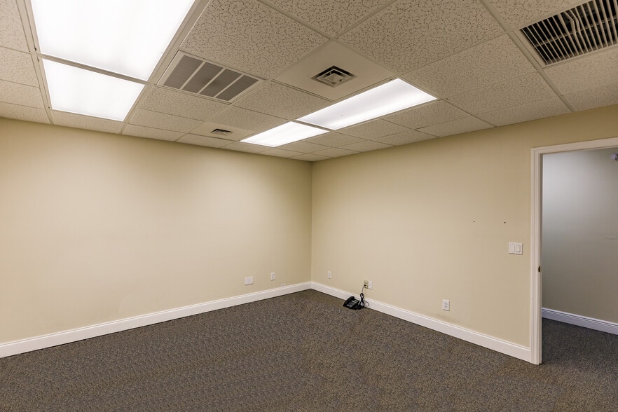 12535 New Brittany Blvd, Fort Myers, FL for lease - Interior Photo - Image 2 of 9