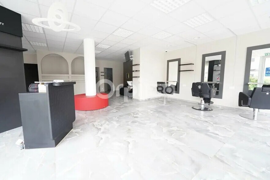 Retail in La Verpillière for lease - Building Photo - Image 2 of 7