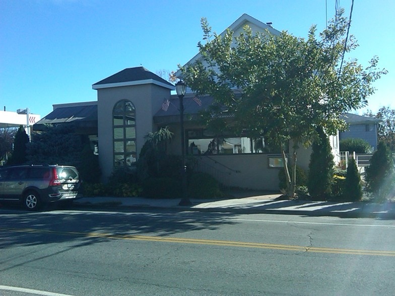 490 Westbury Ave, Carle Place, NY 11514