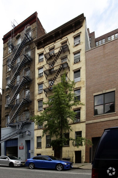 445 W 36th St, New York, NY for sale - Building Photo - Image 2 of 14