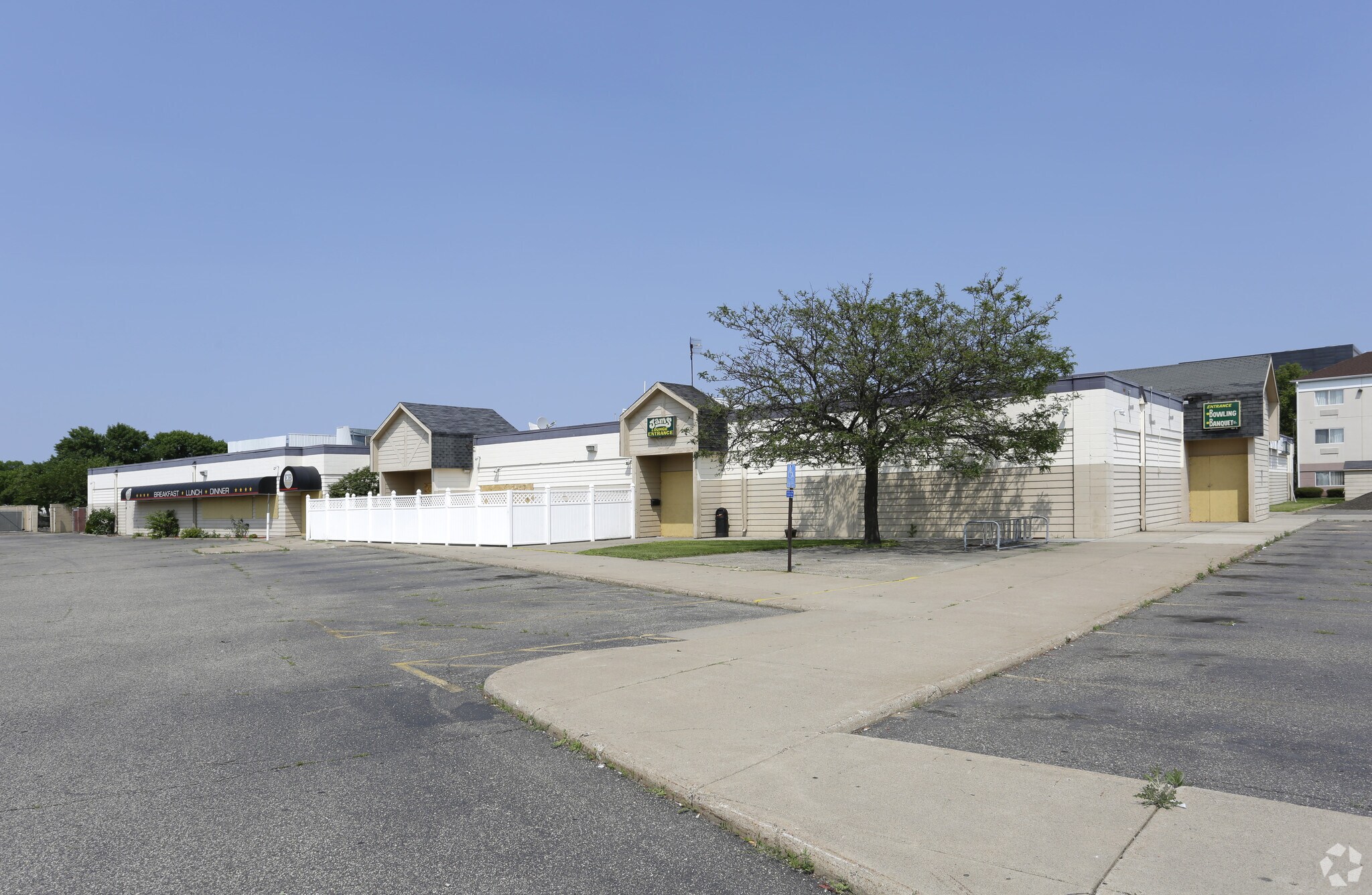 6440 James Cir N, Brooklyn Center, MN for sale Primary Photo- Image 1 of 1