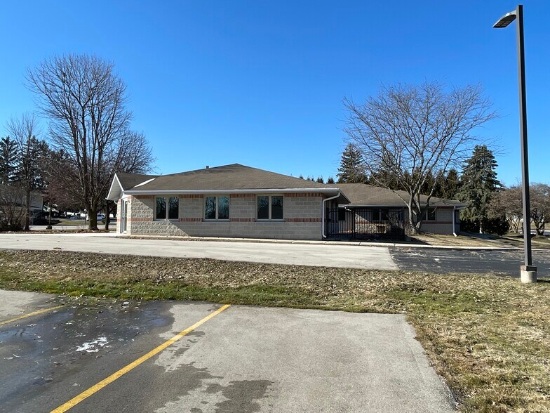 1042 Fond du Lac Ave, Kewaskum, WI for sale - Primary Photo - Image 1 of 1