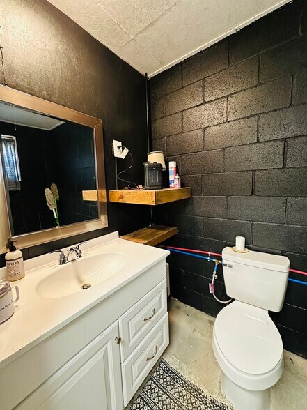 2122 Walker Tanner Rd, Union City, TN for sale - Interior Photo - Image 2 of 10