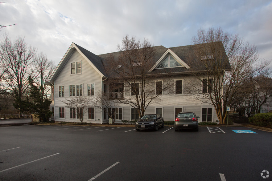 300 N Washington St, Falls Church, VA for lease - Primary Photo - Image 1 of 8