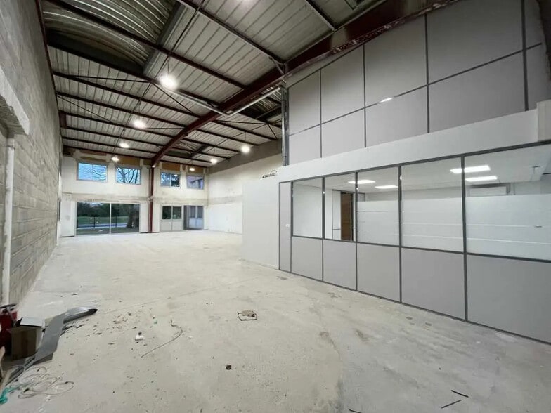 2-4 Rue Paul Villard, Chassieu for lease - Building Photo - Image 1 of 37