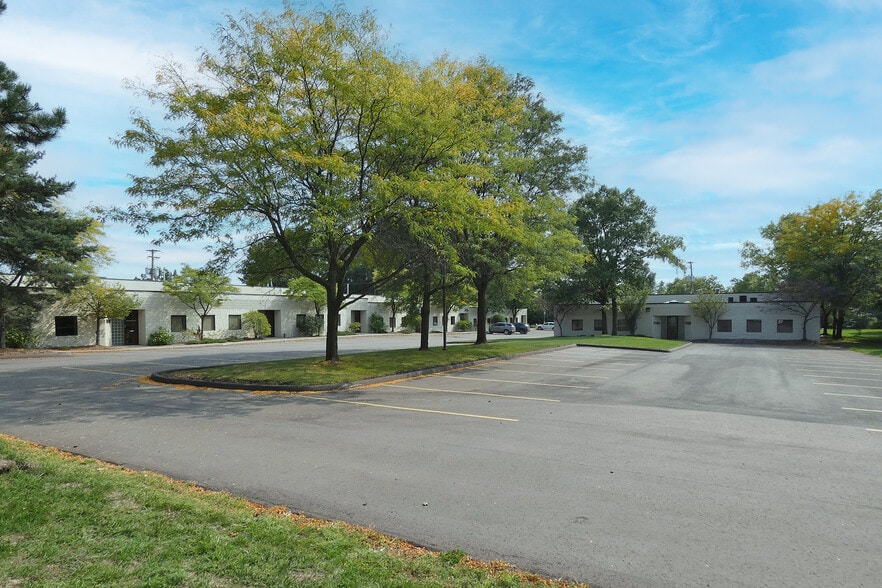 1733-1749 Highwood Rd, Pontiac, MI for lease - Building Photo - Image 1 of 3