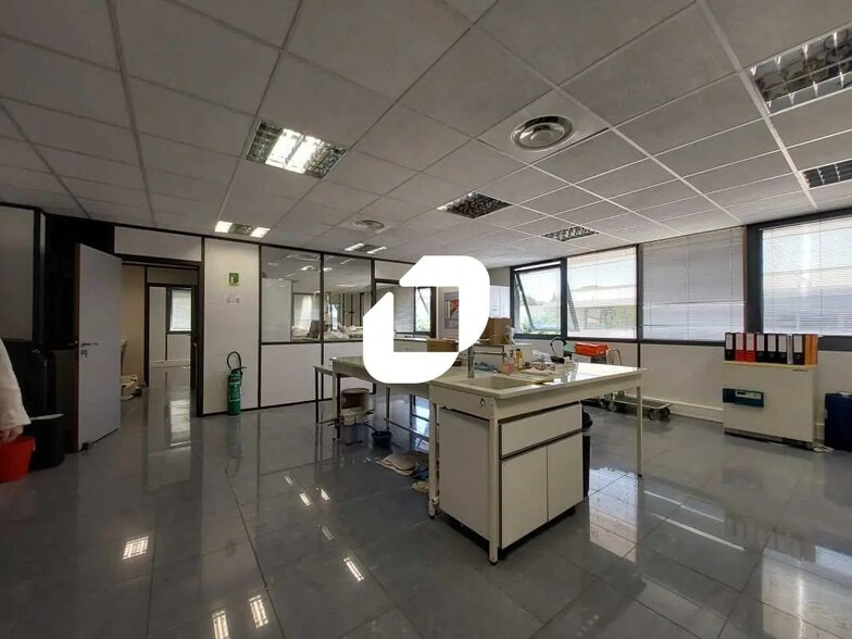 Office in Baillargues for lease - Interior Photo - Image 1 of 11