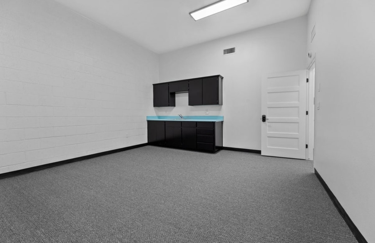 2008 W Dorothea Ave, Visalia, CA for lease Interior Photo- Image 1 of 2