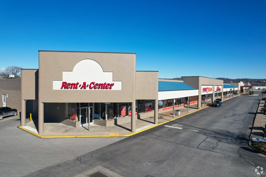 136 McKees Rocks Plz, McKees Rocks, PA for lease - Building Photo - Image 2 of 15