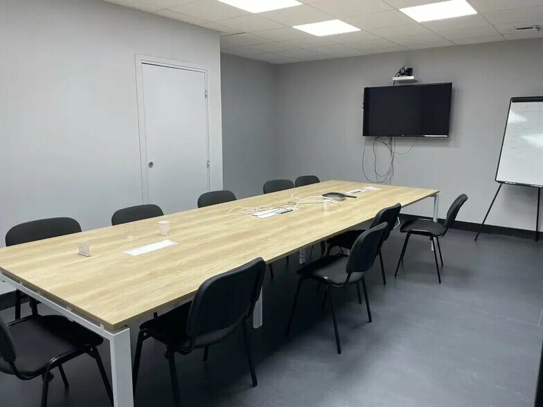 Office in Valence for lease - Building Photo - Image 3 of 6