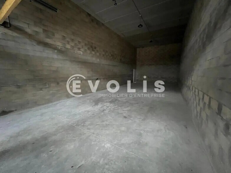 Flex in Cesson for lease - Interior Photo - Image 3 of 3