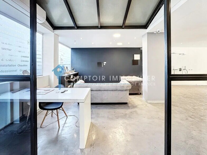 Retail in Grenoble for sale - Interior Photo - Image 1 of 8