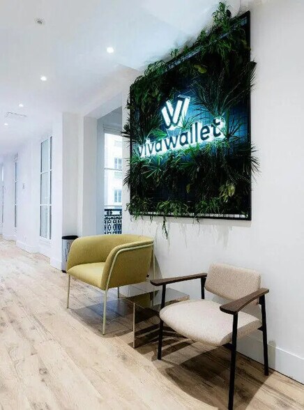 Office in Paris for lease - Lobby - Image 2 of 19