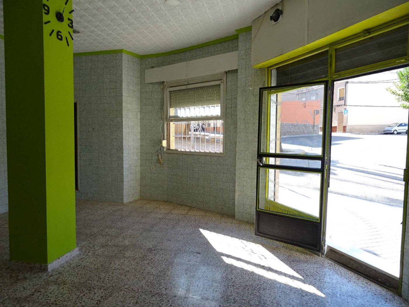 Retail in Aspe for lease Building Photo- Image 1 of 9
