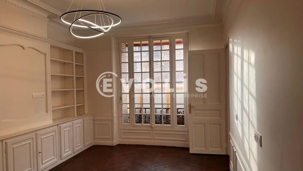 Office in Paris for lease - Interior Photo - Image 3 of 6
