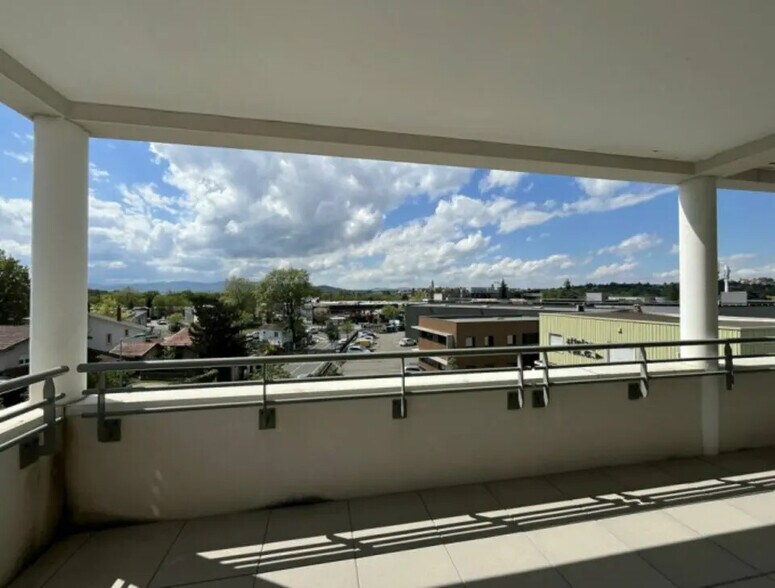 Office in Dardilly for lease - Building Photo - Image 3 of 15