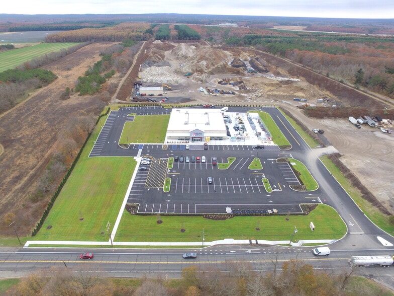 4331 Middle Country Rd, Calverton, NY for lease - Building Photo - Image 2 of 5