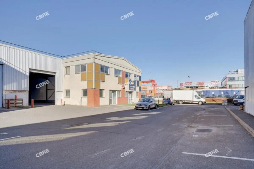 Office in Chilly-Mazarin for lease - Building Photo - Image 1 of 11