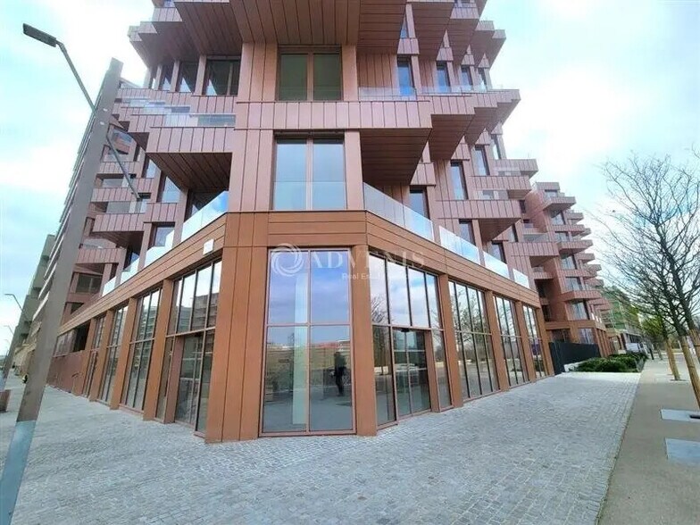 Retail in Saint-Ouen-sur-Seine for lease - Building Photo - Image 3 of 7