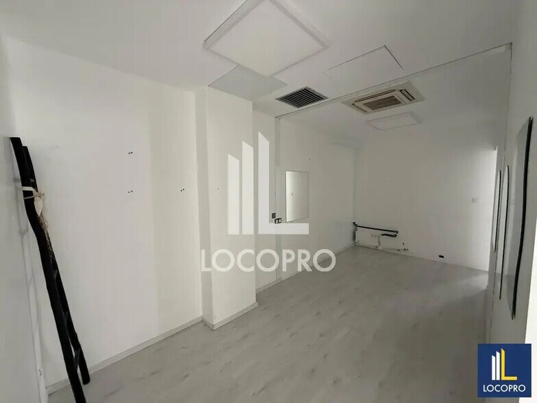 Office in Villeneuve-Loubet for lease - Building Photo - Image 2 of 9
