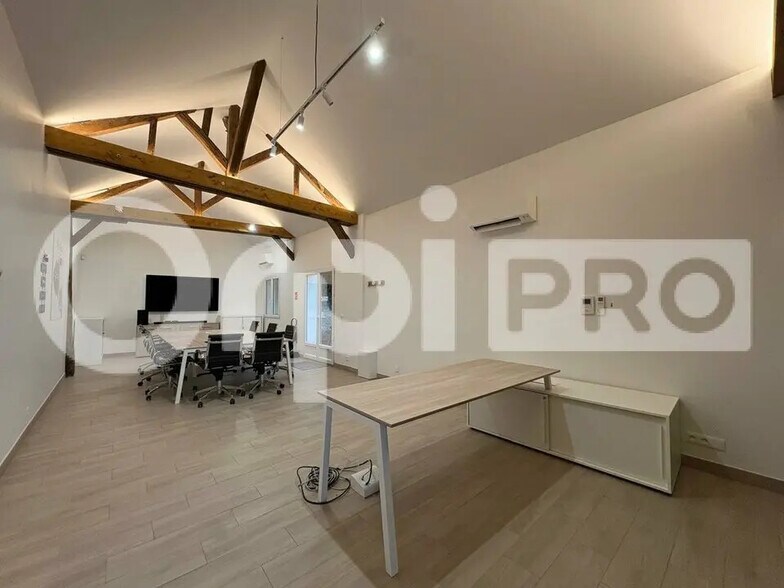 Office in Brie-Comte-Robert for lease - Interior Photo - Image 3 of 7