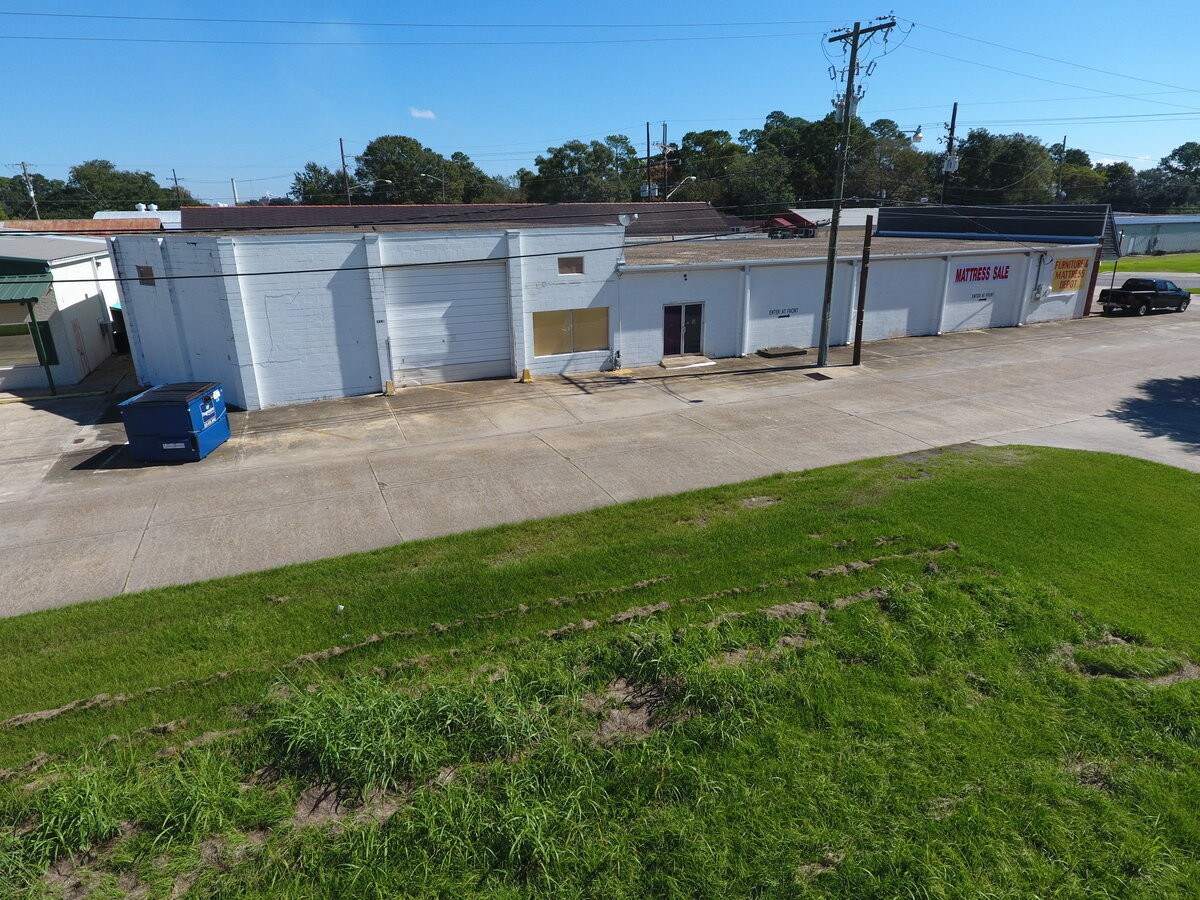 1966 W Main St, Lutcher, LA 70071