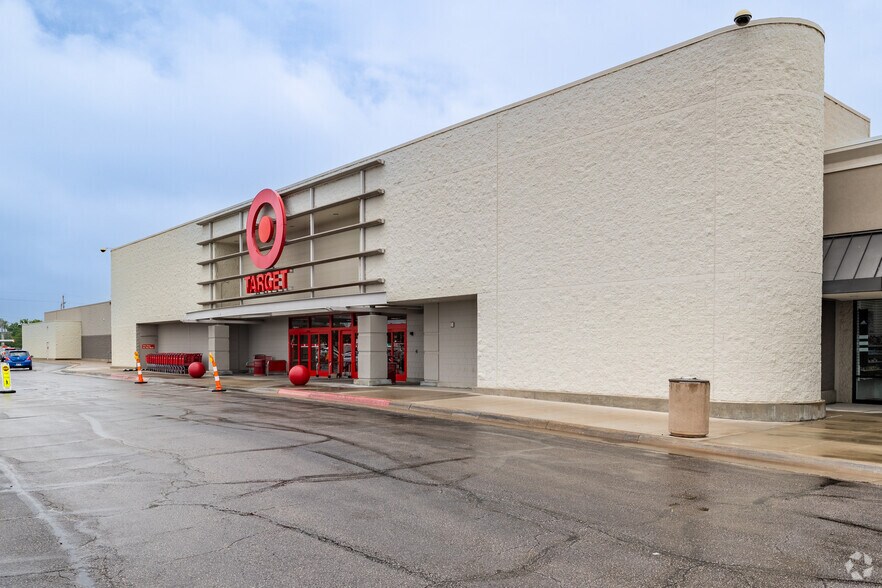 2120 SW Wanamaker Rd, Topeka, KS for sale - Primary Photo - Image 1 of 1