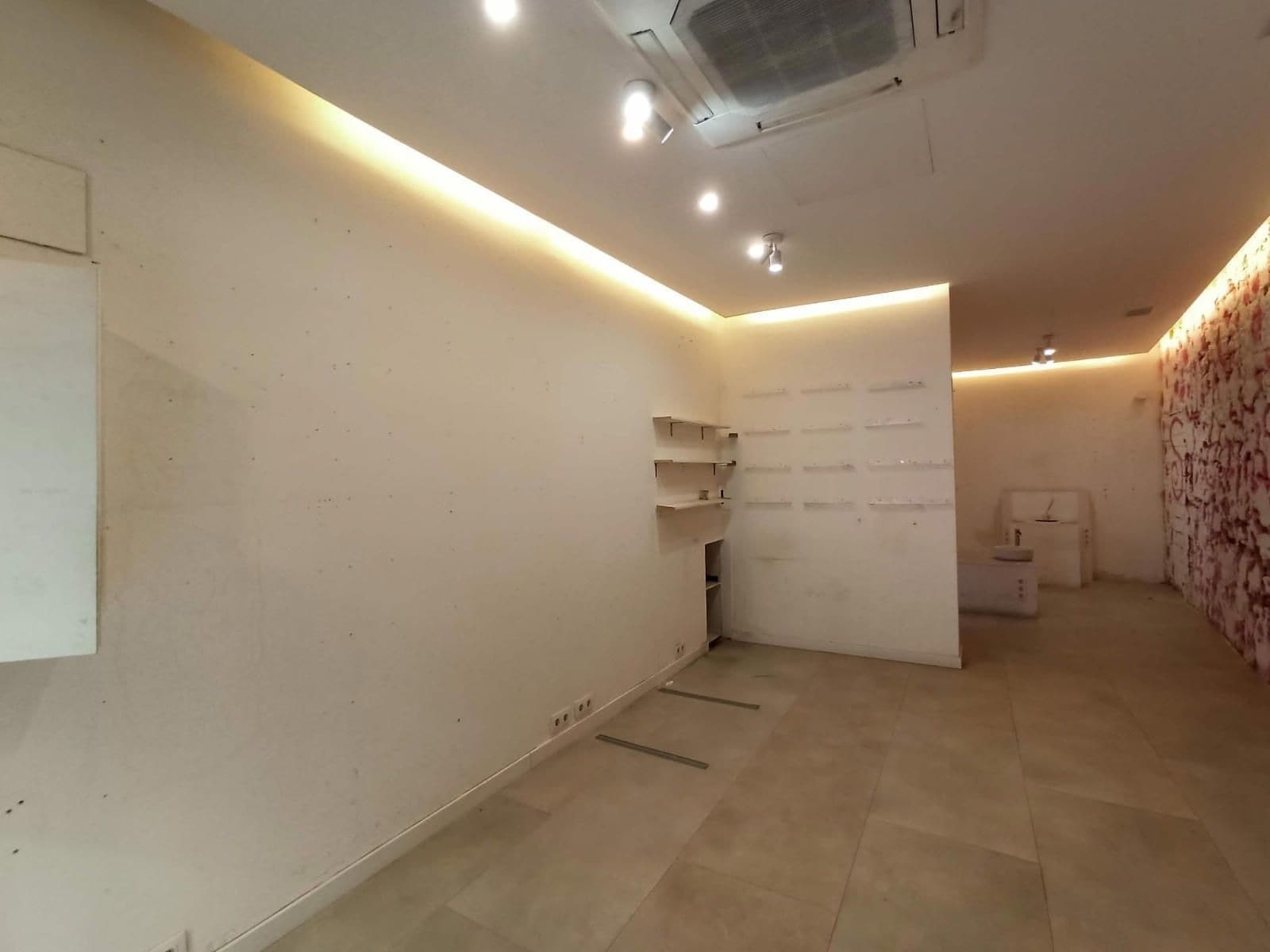 Retail in Barcelona, Barcelona for lease Interior Photo- Image 1 of 9